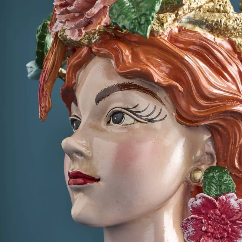 Vase femme aux perroquets en résine