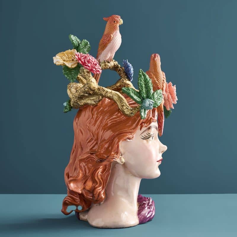 Vase femme aux perroquets en résine