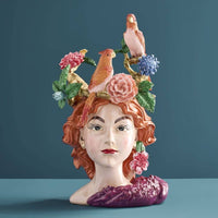 Vase femme aux perroquets en résine