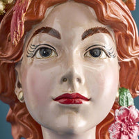 Vase femme aux perroquets en résine