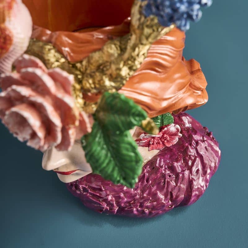 Vase femme aux perroquets en résine
